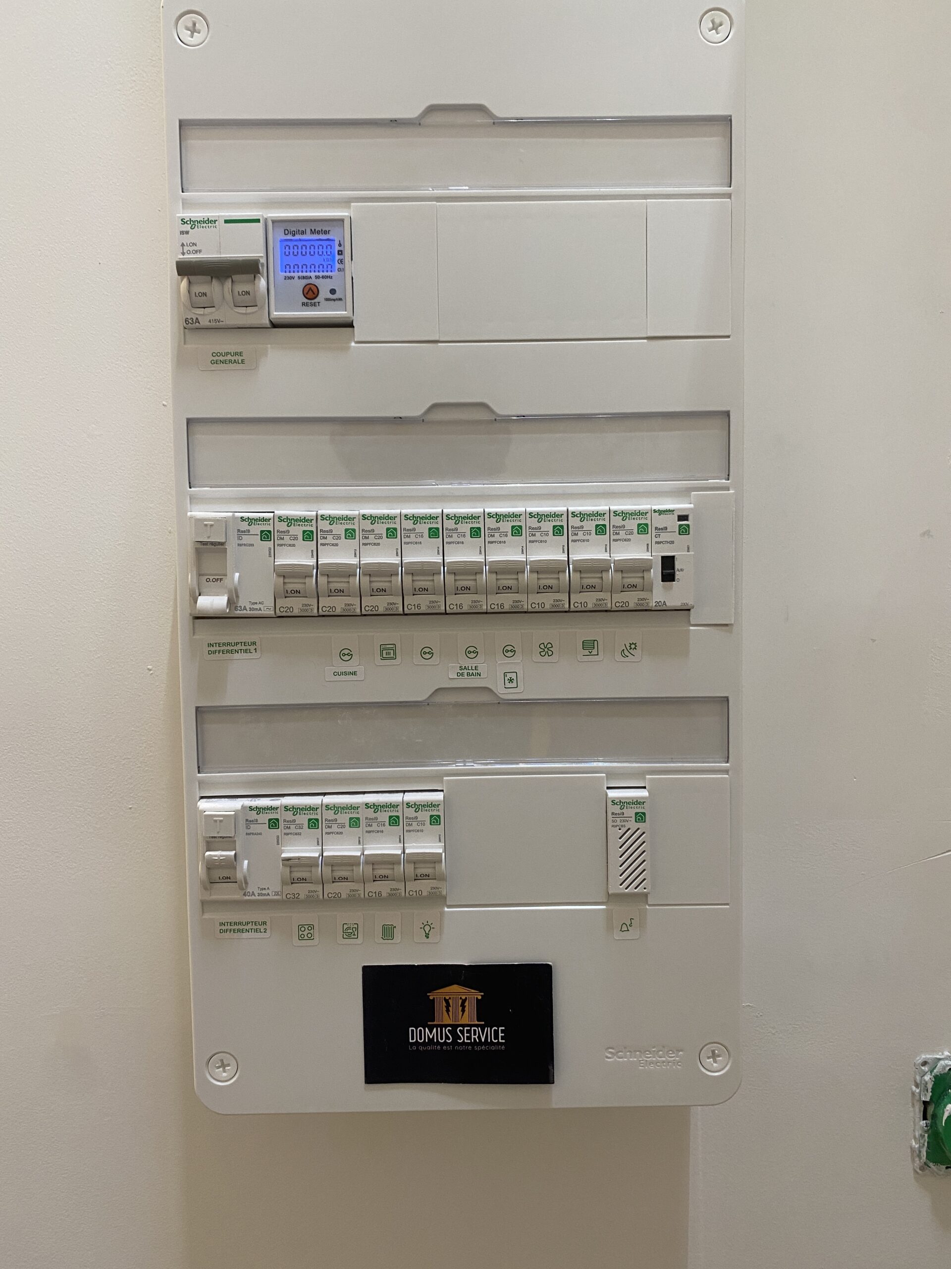 Installation Tableau Électrique Schneider et Disjoncteurs Tableau électrique Schneider Electric avec compteur numérique, disjoncteurs et logo Domus Service.